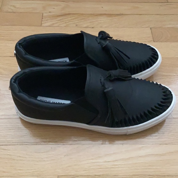 Steve Madden Ellery faux leather tassels black slip on. Sz 7 - Picture 3 of 10